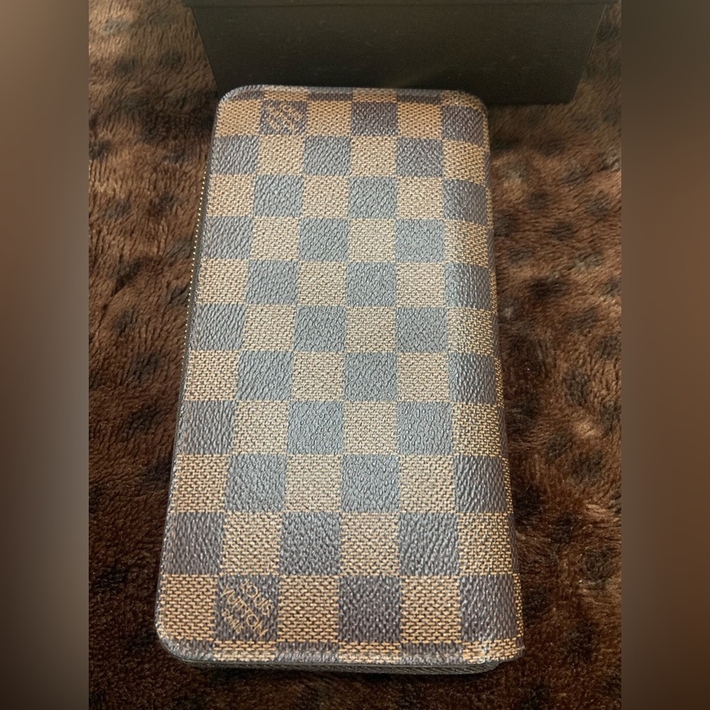 Damier Ebene zippy wallet in good used condition, no flaws